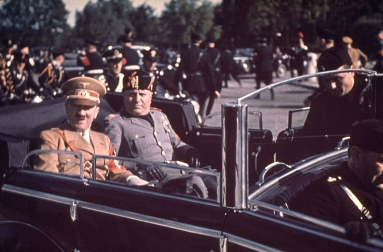 Hugo Jaeger đã chụp ảnh nhà lãnh đạo Đức quốc xã Hitler sang Italy gặp gỡ trùm phát xít Mussolini năm 1938. Đây là những bức ảnh màu cực hiếm ghi dấu cuộc gặp gỡ của hai nhân vật sừng sỏ một thời trước khi Chiến tranh thế giới II nổ ra.